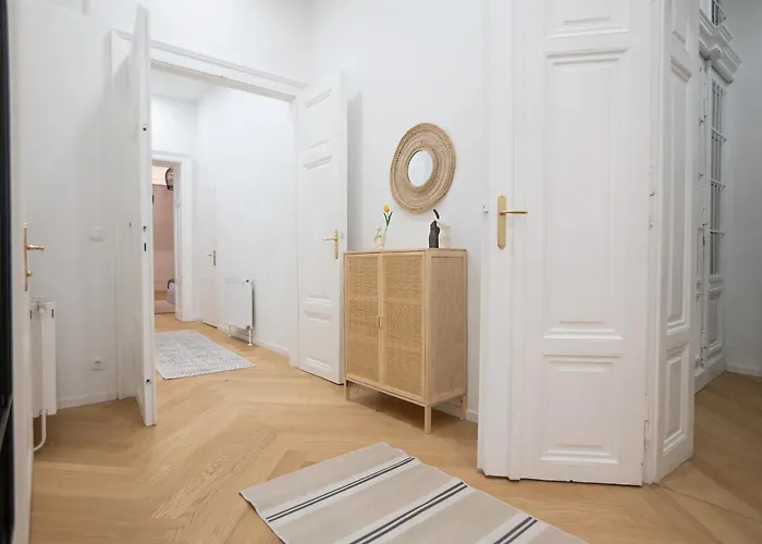 Апартаменты Spacious 110м2 Flat In The Center